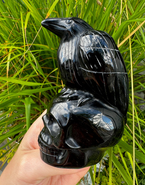 OBSIDIAN RAVEN SKULL STATUE